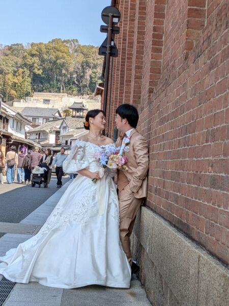 レンガ壁に寄り添う、あたたかなまなざし