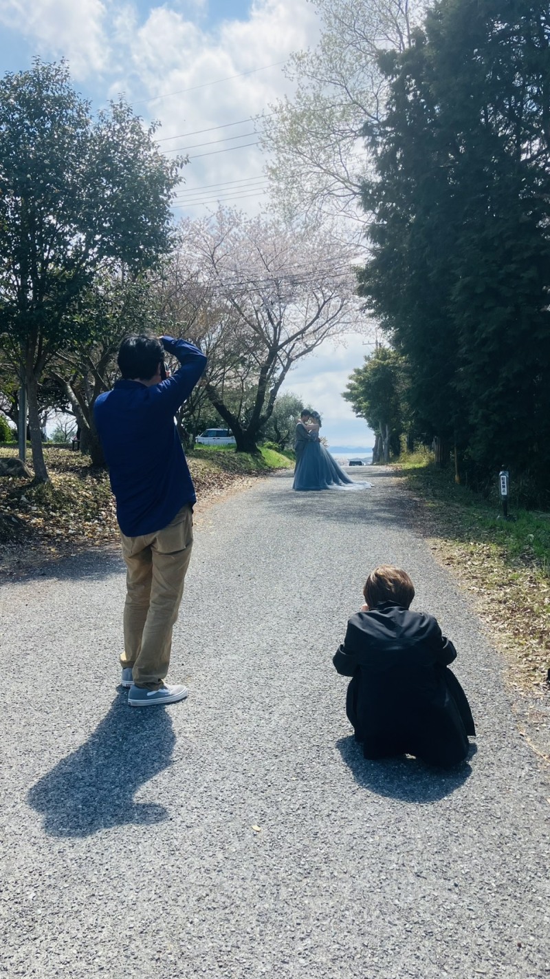 道の先にお二人を置きその先に桜の配置に