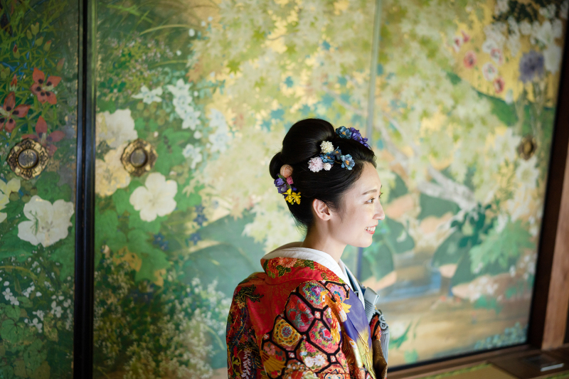 襖絵の前で