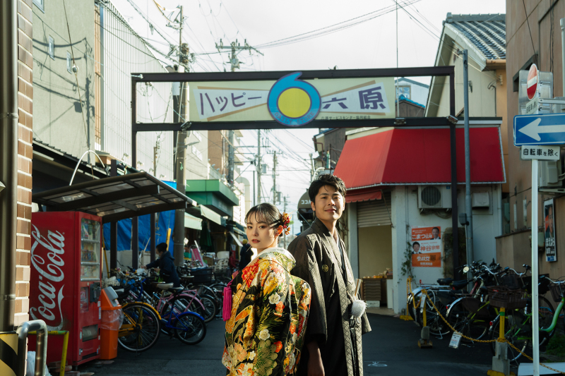 スーパーの前で