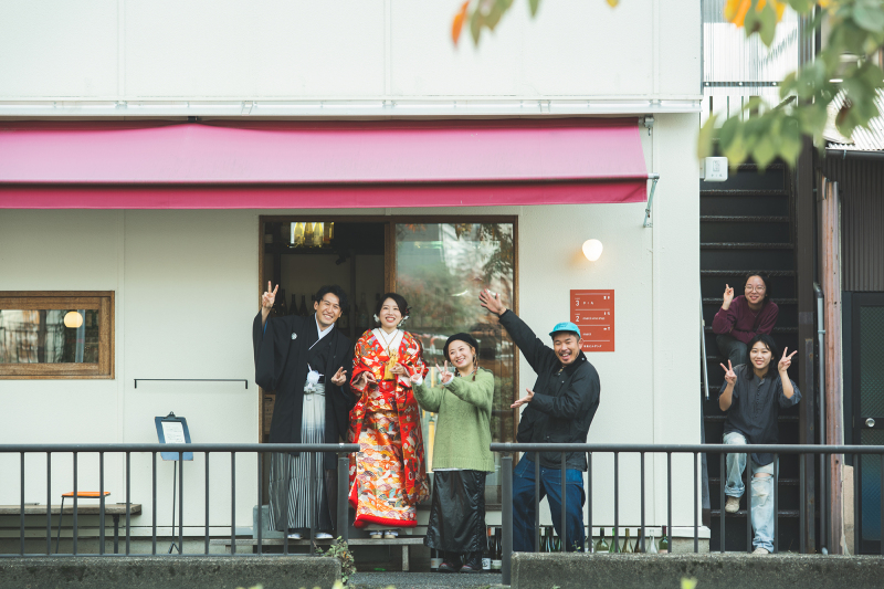 なじみのお店で記念写真