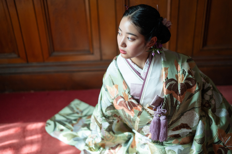 うす紫の小物を使うことで大人っぽくもやさしい色味の調和に。