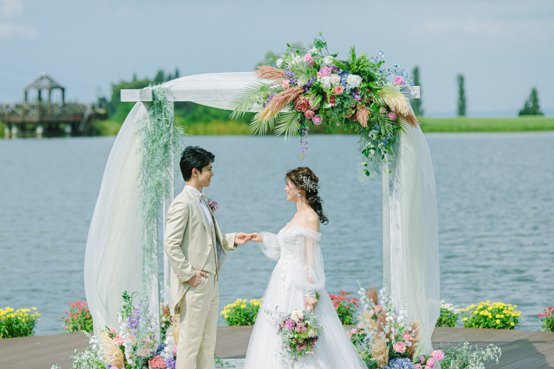 【チャペル挙式+フォト】リゾートの開放的チャペルで挙式とフォト(レイクサイド人前式、ドレス1着・タキシード1着、フォト)