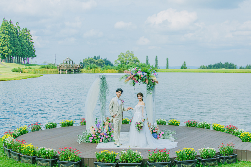 【チャペル挙式+フォト】リゾートの開放的チャペルで挙式とフォト(レイクサイド人前式、ドレス1着・タキシード1着、フォト)