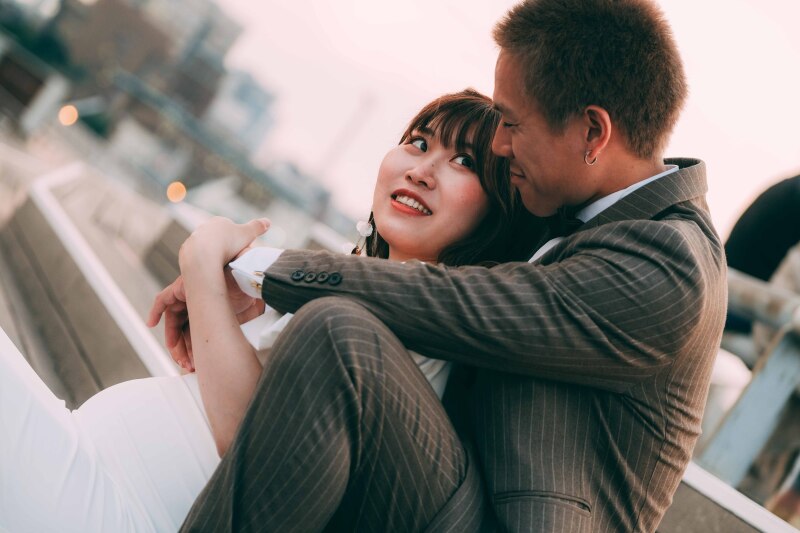 包みこむように