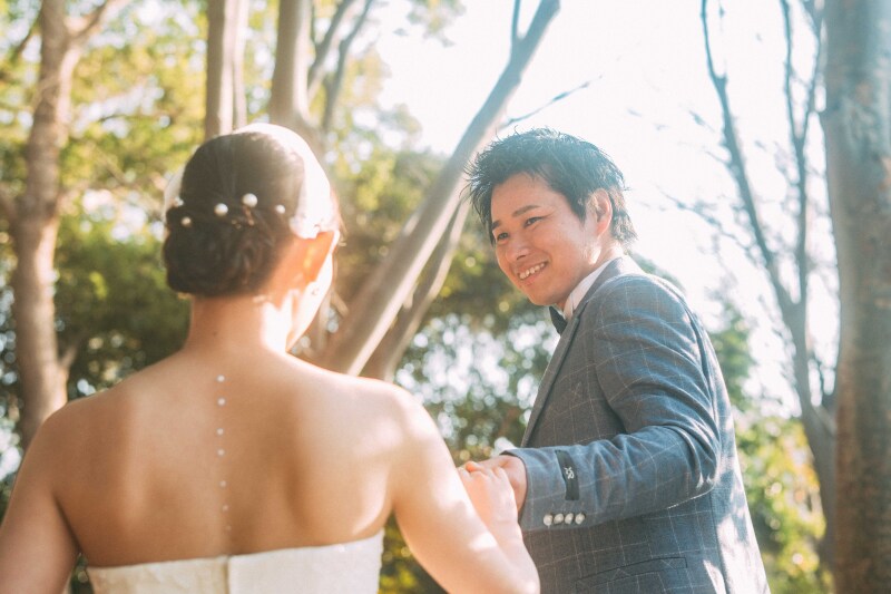 手を取り合って