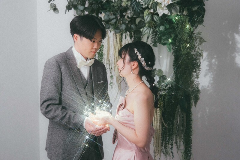 手を取り合って