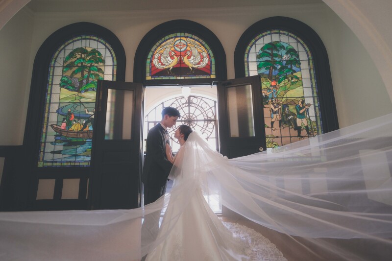 ステンドグラスの壁と一緒に