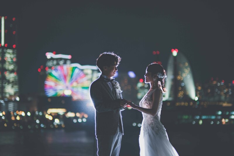 手を取り合って