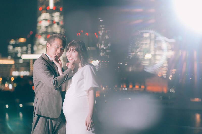 お互いのあごに触れて