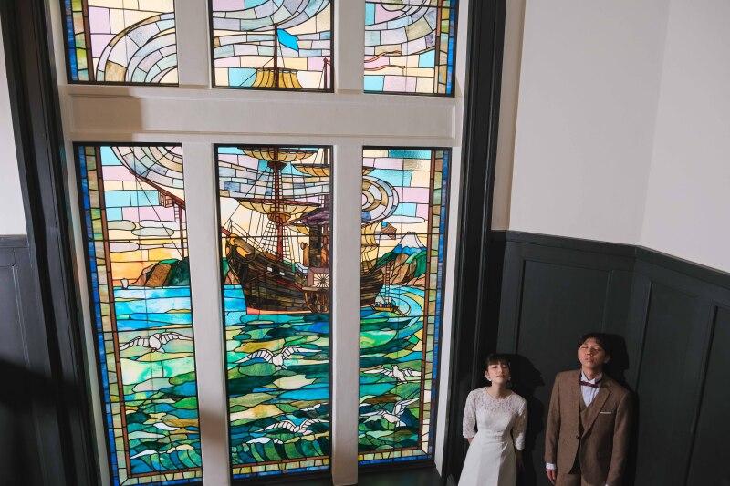 帆船と海のステンドグラスが横浜らしい！！