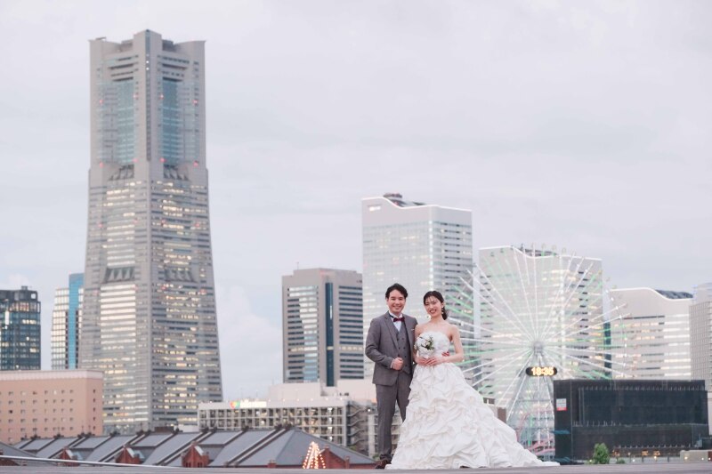 ランドマークタワーに青空が