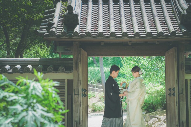 手を取り合って