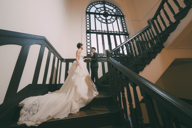 ドレスのトレーンが映える、クラシックな建築