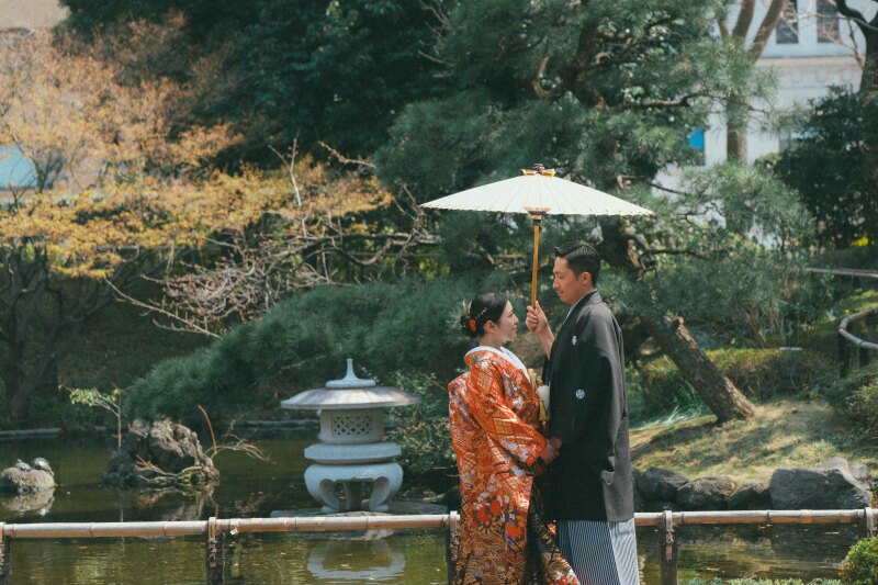 寄った構図が映えるこじんまりした庭園も