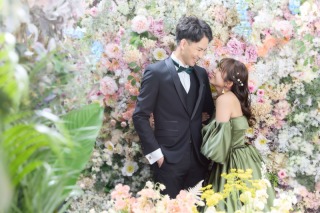 カラフルな花に囲まれて