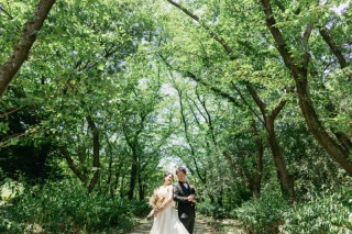 緑いっぱいの公園と自然体のふたり