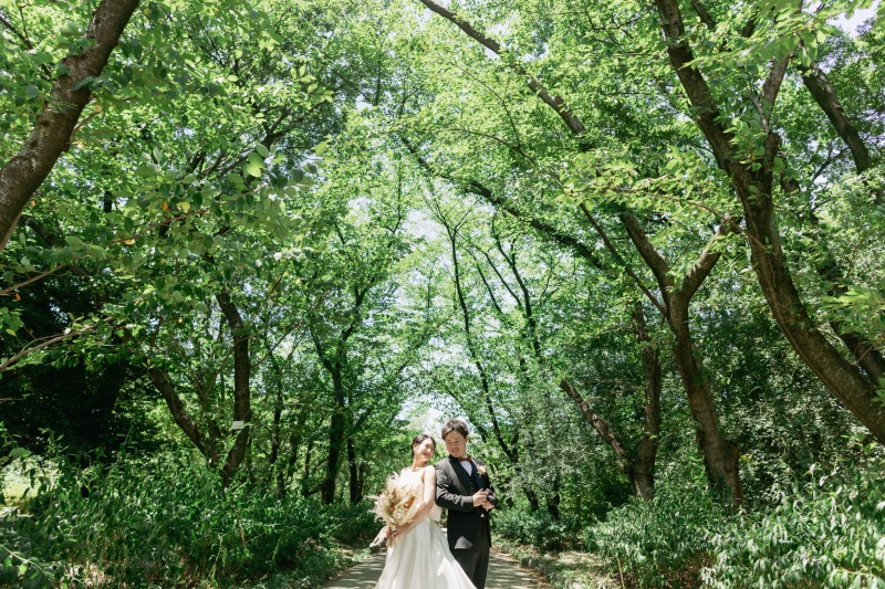 緑いっぱいの公園と自然体のふたり