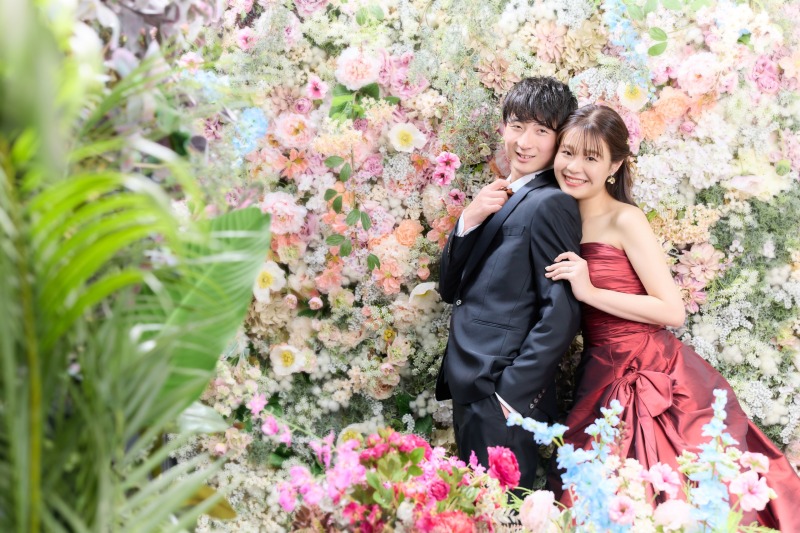 花畑に佇む新郎、駆け寄りギュッと抱きつく新婦。温もりを感じて自然と笑みがこぼれた。