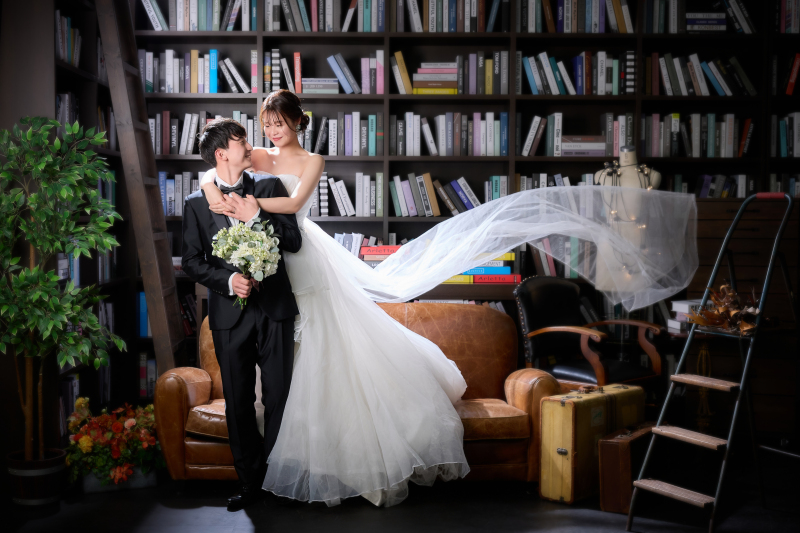 お互いの愛を確かめ合った時、幸せな未来に繋がるようにふと風がなびいた。