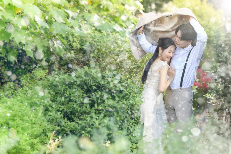 小雨の情景が引き立てる二人の優しさと温もりを表現して。