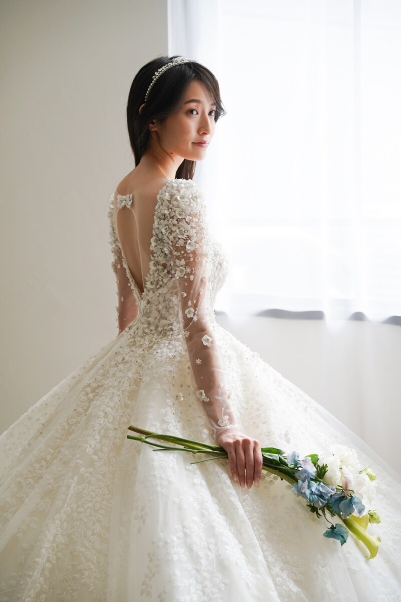 【ロケーション用】袖付きふんわりキラキラドレス