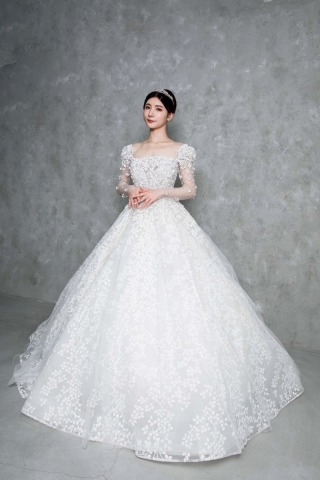 【ロケーション用】袖付きふんわりキラキラドレス