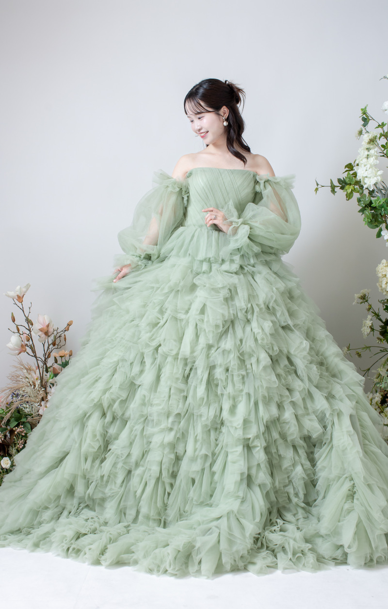 華やかさを纏う、ボリュームカラードレス