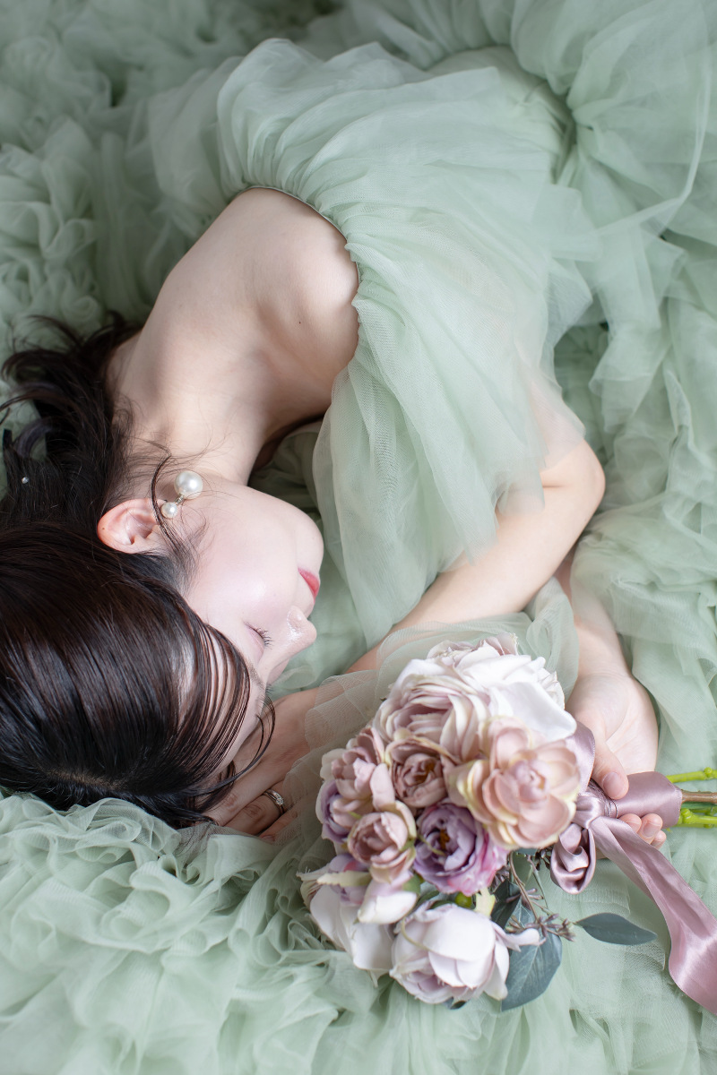 カメラマンプランならではのドレス寝転びショット