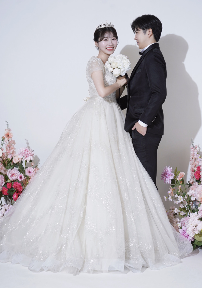 照れながら振り向く、愛らしい瞬間