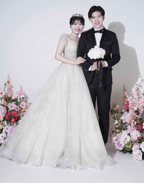 新婦様がそっと寄り添う、優しいワンシーン