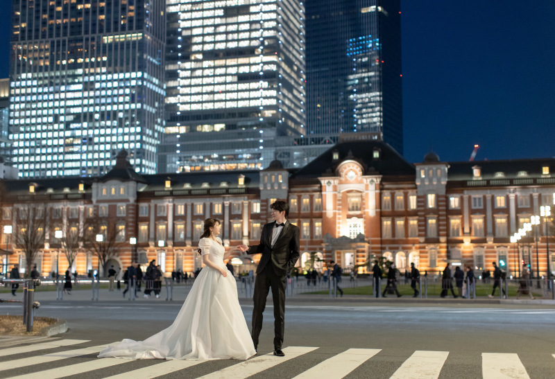 歩きながら残す、ふたりらしい一瞬の笑顔