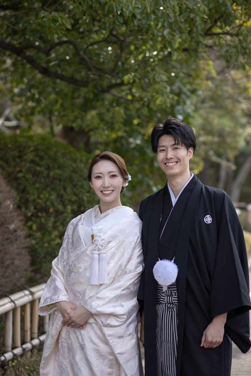 自然の中で微笑むお二人の和装ショット