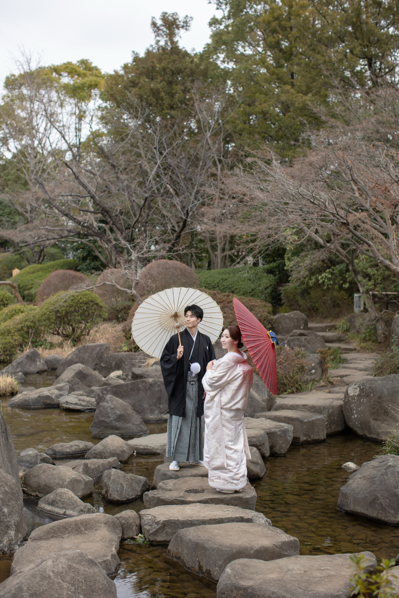 石橋の上で寄り添う和装ショット