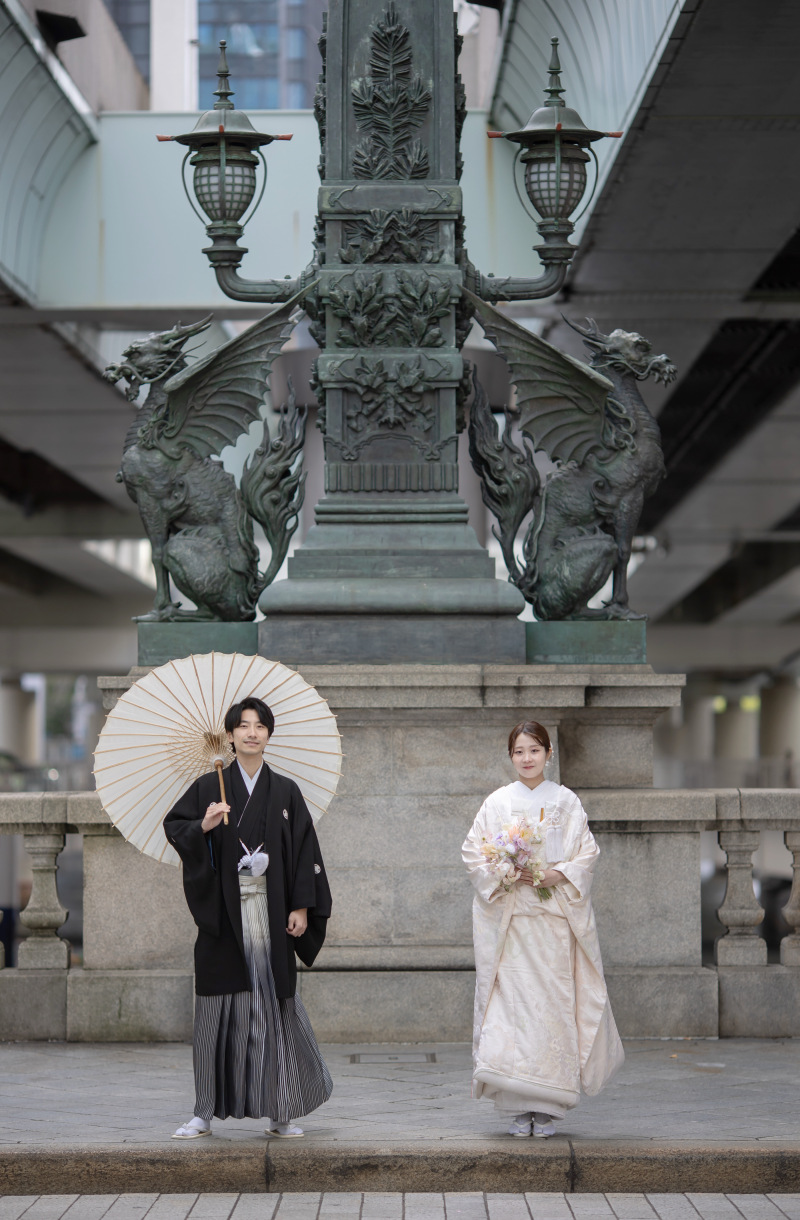 日本橋の象徴、麒麟像の前で