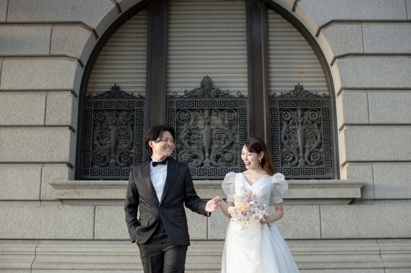 手を取り合い歩くナチュラルショット