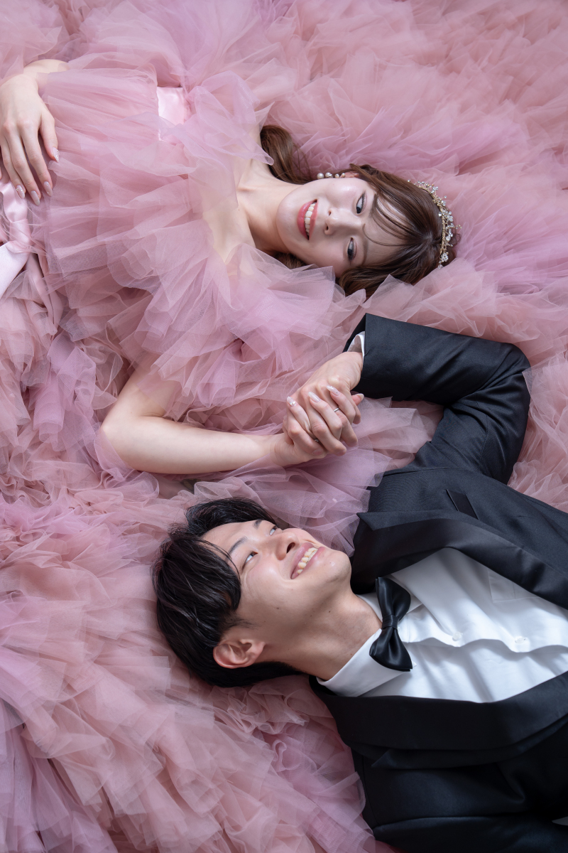 ボリュームのあるドレスに合わせてお二人の世界観を撮影しました。