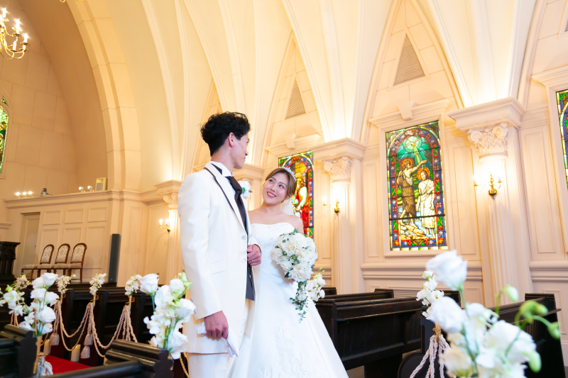 チャーチにて側面ステンドグラスを背景に