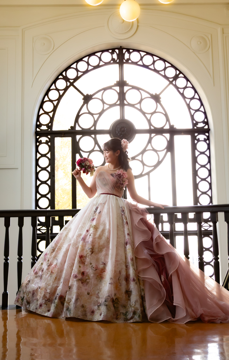 光に映える、カラードレスの新婦