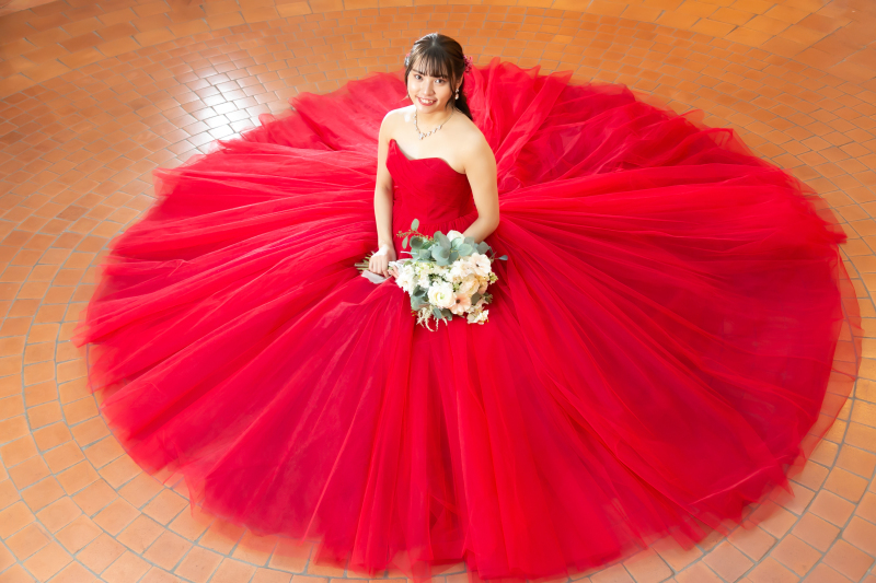 真紅のドレスが描く美しい円舞曲。