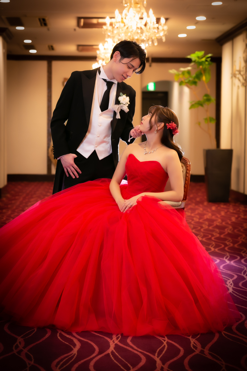 レトロな光に浮かぶ、赤いドレスの情熱と静けさ。