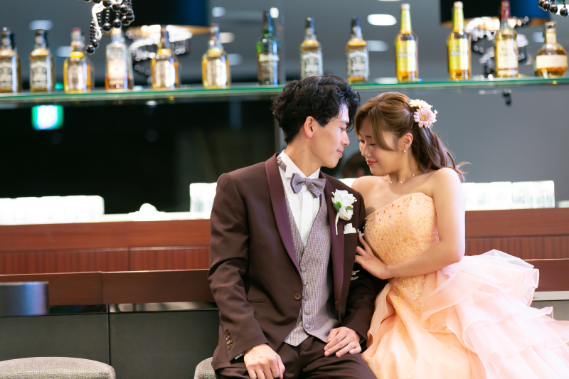 バーカウンター前で