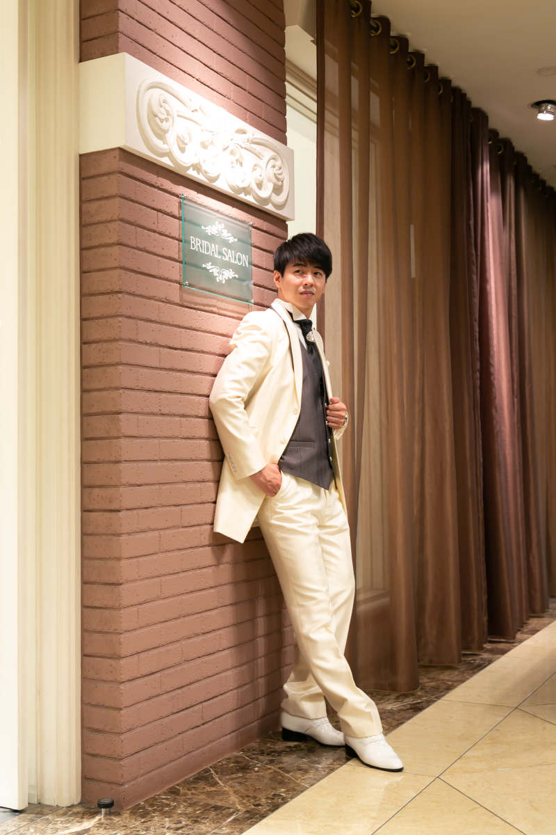 ロビーにて新郎様全身ショット