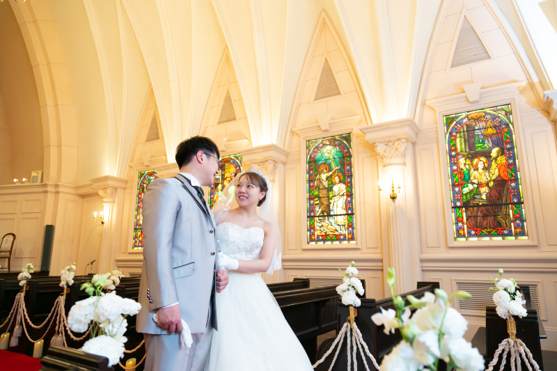 教会の奥行きあるバージンロードにて。