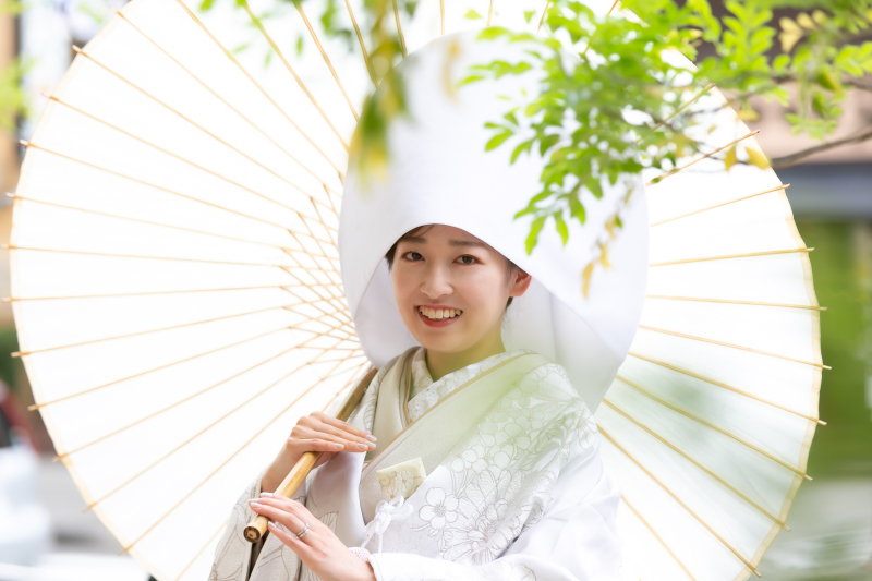 エントランスでグリーンと綿帽子で