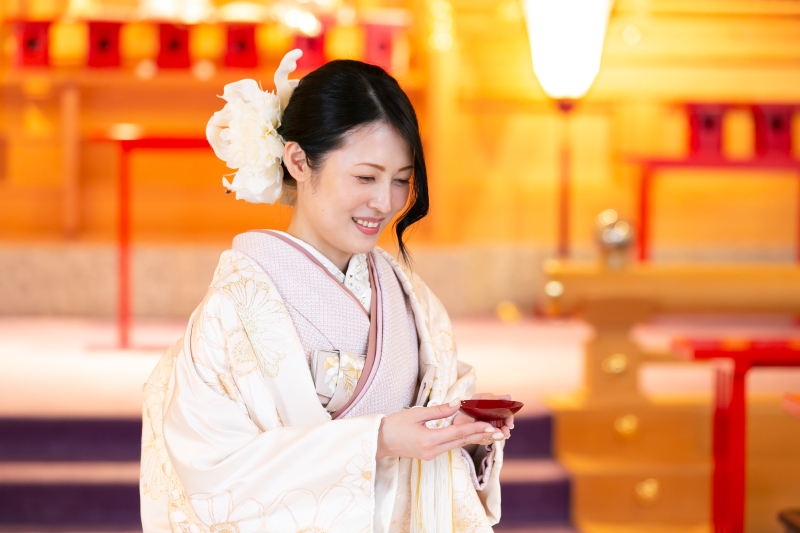 神殿にて、盃を手に