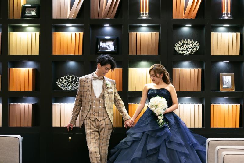 シックな背景の前で仲良く二人で