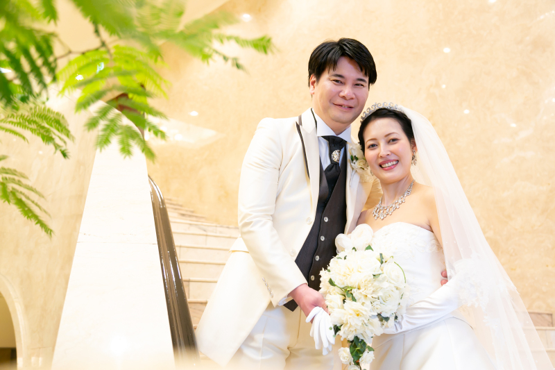 大階段、横並びのふたり