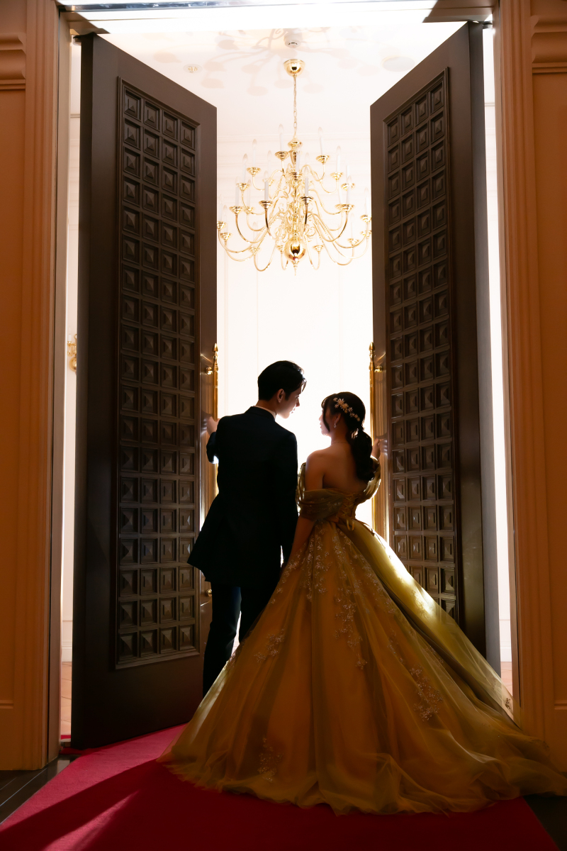 開かれた扉の先に浮かび上がる、ふたりのシルエット