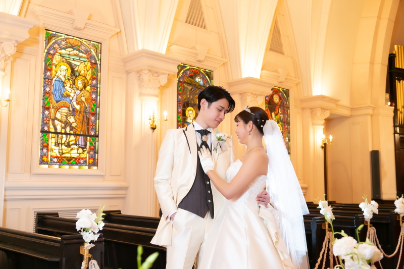 ふたりの距離感と空間を大切にしたチャペルショット